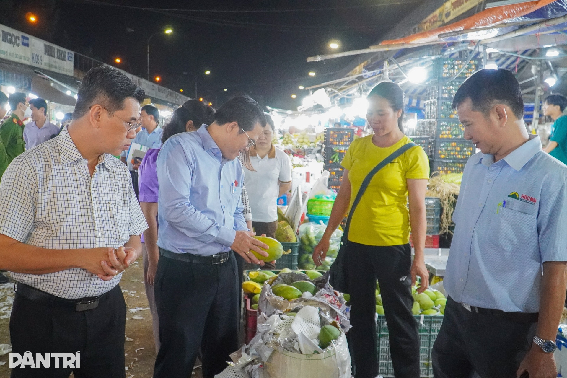 Kiểm tra chất lượng thực phẩm tại chợ nông sản lớn nhất TPHCM - 3 Kiểm tra chất lượng thực phẩm tại chợ nông sản lớn nhất TPHCM - 3