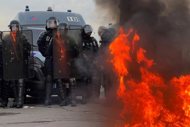 Biểu tình nổ ra tại Pháp do dự luật nâng tuổi hưu