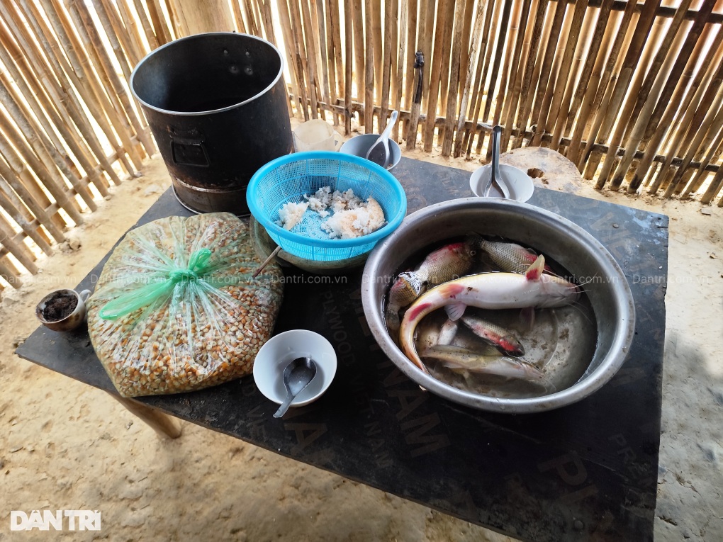 Xót xa cảnh vợ chồng ngờ nghệch chật vật nuôi 3 con giữa rừng - 4 Xót xa cảnh vợ chồng ngờ nghệch chật vật nuôi 3 con giữa rừng - 4