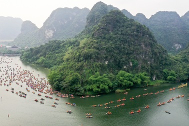 Ninh Bình: Hàng nghìn người dự lễ hội Tràng An