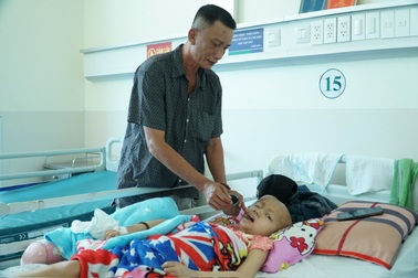 Bé gái ngất xỉu giữa giờ học, chẩn đoán u não khiến ông bà thắt lòng