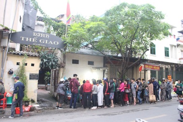 Quán thịt quay không biển hiệu, khách xếp hàng mua từ lúc chưa mở bán