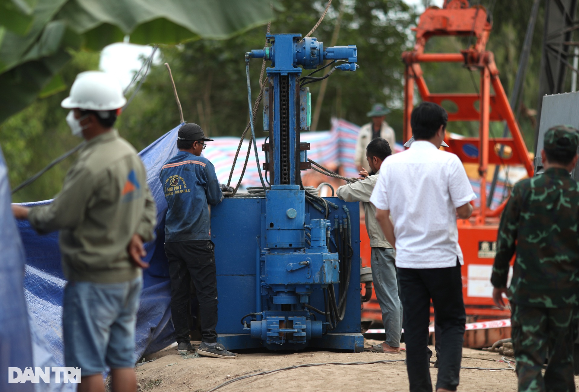 Nhiều thiết bị được chuyển bằng đường thủy vào giải cứu bé trai ở Đồng Tháp - 10 Nhiều thiết bị được chuyển bằng đường thủy vào giải cứu bé trai ở Đồng Tháp - 10