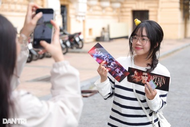 Hà Nội: Người hâm mộ vượt gần 100km, chờ 8 tiếng để đón dàn "Anh trai"