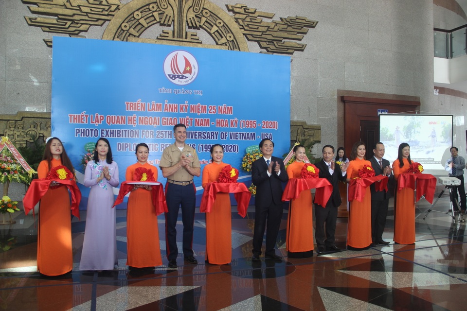 25 năm quan hệ ngoại giao Việt Nam - Hoa Kỳ qua những hình ảnh ấn tượng - 2 25 năm quan hệ ngoại giao Việt Nam - Hoa Kỳ qua những hình ảnh ấn tượng - 2