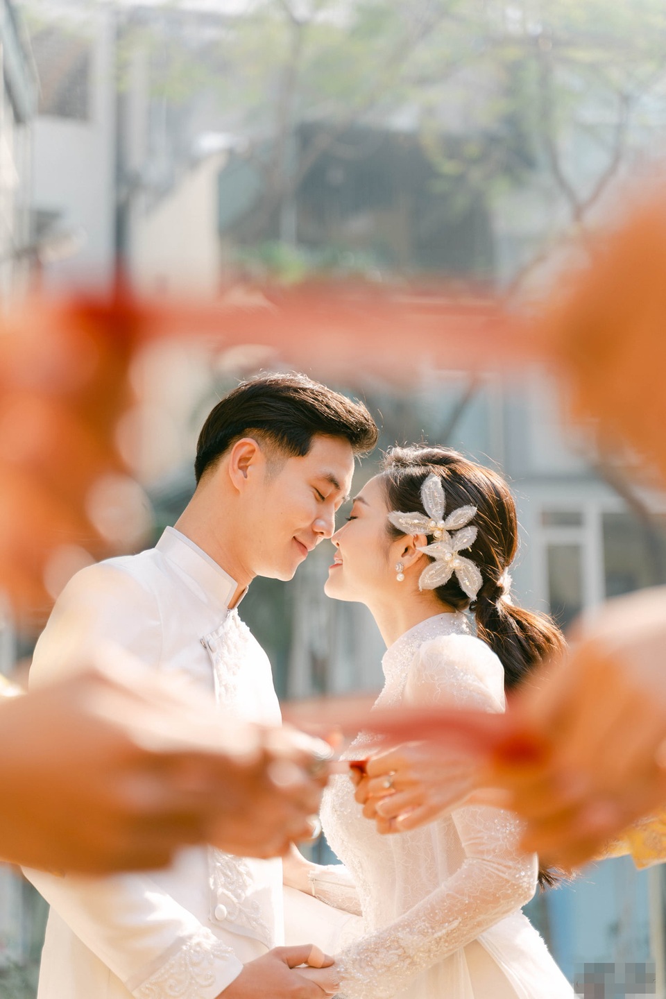 Diễn viên Hiếu Su hôn MC Thùy Linh đắm đuối trong lễ ăn hỏi - 4 Diễn viên Hiếu Su hôn MC Thùy Linh đắm đuối trong lễ ăn hỏi - 4