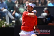 Djokovic đổ lỗi cho "chai nước" sau khi thua sốc tại Rome Masters
