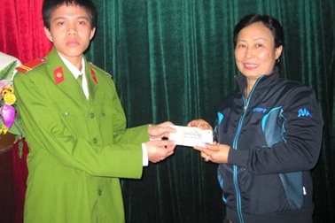 Chiến sỹ công an trả lại hơn 40 triệu đồng cho người đánh mất