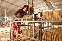 Những phụ nữ "sống khoẻ" nhờ dệt loại chỉ từ một thứ nguyên liệu bỏ đi