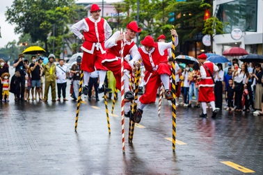 Đoàn biểu diễn cà kheo đến từ Vương quốc Bỉ khuấy động đường phố Huế
