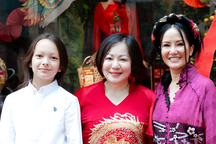Diva Hồng Nhung đưa con trai du xuân, diện mạo quý tử gây chú ý