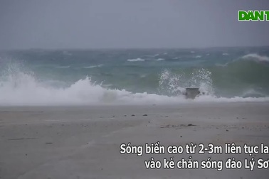 Sóng cao 3m ập vào đảo Lý Sơn