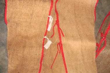 Những chiếc áo vỏ cây hàng trăm năm tuổi