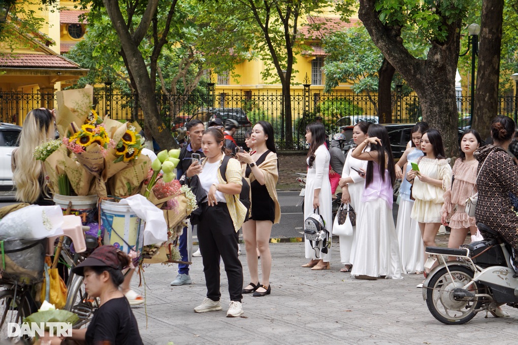 Hà Nội: Đường Phan Đình Phùng như phố đi bộ vì dòng người đổ về chụp ảnh - 2