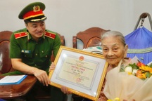 Thiếu tướng Mai Hoàng thăm, chúc thọ các cụ 90 tuổi ở TPHCM