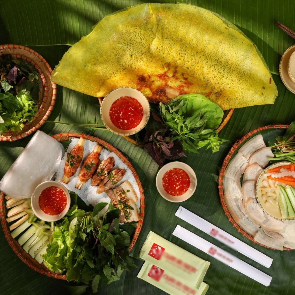 Sao Hàn Quốc thích thú ăn bánh xèo, chả cá khi đến Hà Nội biểu diễn - 3 Sao Hàn Quốc thích thú ăn bánh xèo, chả cá khi đến Hà Nội biểu diễn - 3