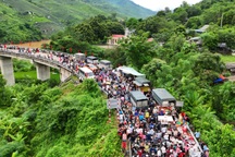 Đồng bào Mông gác mọi công việc, đi chợ phiên mừng Tết Độc lập