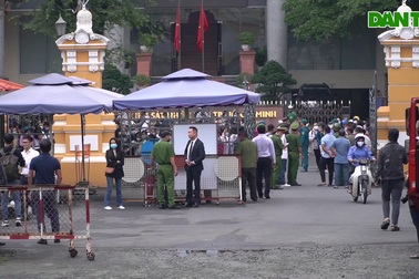 Hàng trăm người mang di ảnh bé gái 8 tuổi bị bạo hành tới tòa