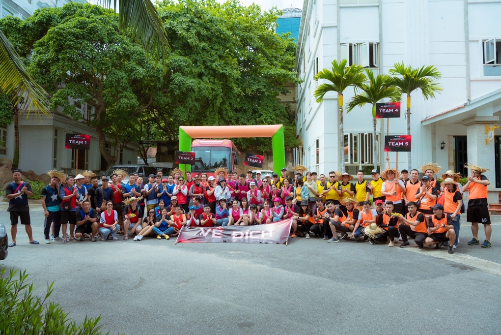 Từ vụ cởi áo ngực chơi team building: Đỏ mặt những trò chơi tập thể gây sốc - 4 Từ vụ cởi áo ngực chơi team building: Đỏ mặt những trò chơi tập thể gây sốc - 4