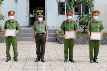 Công an khống chế thanh niên nhiễm SARS-CoV-2 cầm dao đe dọa phụ nữ