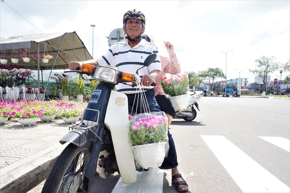 Hoa Tết ùn ùn xuống phố, còn ngóng người mua - 8 Hoa Tết ùn ùn xuống phố, còn ngóng người mua - 8