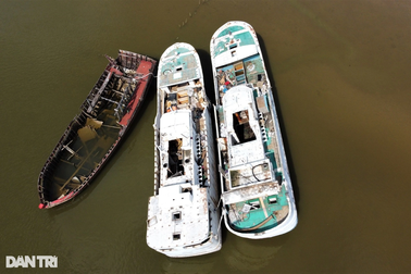 Những con tàu "ma" án ngữ nơi cửa biển