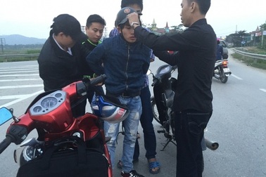 Ly kỳ cuộc vây bắt 2 tên cướp xe máy giữa ban ngày