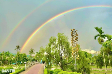 Cầu vồng đôi tuyệt đẹp xuất hiện ở TP Lào Cai