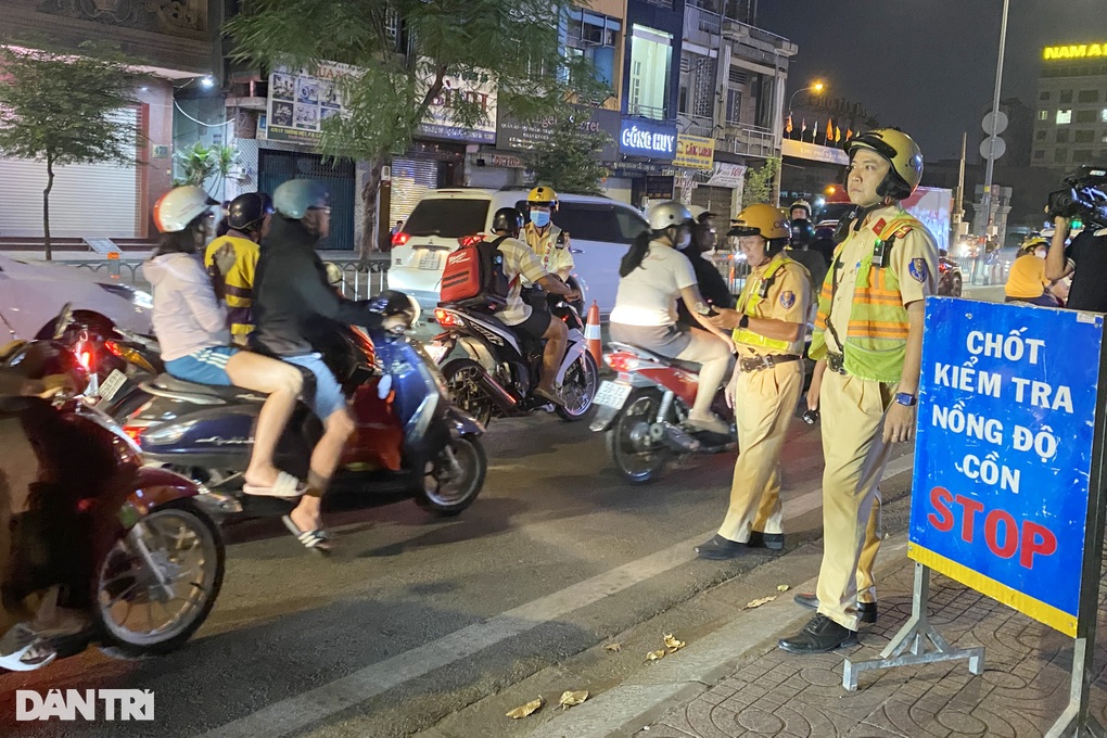 Bị phạt 2,5 triệu đồng, tài xế ăn nhậu ở TPHCM thừa nhận hơi ẩu - 2 Bị phạt 2,5 triệu đồng, tài xế ăn nhậu ở TPHCM thừa nhận hơi ẩu - 2