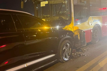 Xe SantaFe lấn làn đâm vỡ đầu xe buýt