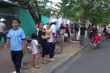 Vất vả "giải cứu" nam thanh niên cố thủ trên nóc nhà dân.