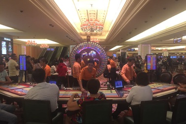 Cả nhà vào casino: Chồng công khai đánh bạc, vợ mải săn hàng hiệu