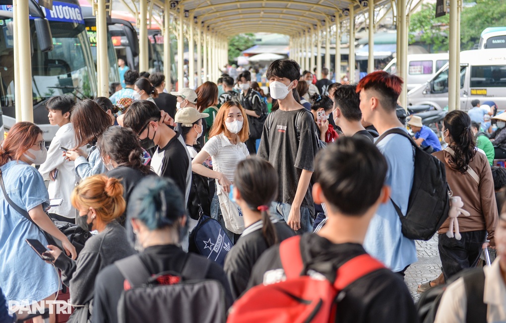 Người dân ùn ùn rời Hà Nội, bến xe chật kín người - 6 Người dân ùn ùn rời Hà Nội, bến xe chật kín người - 6