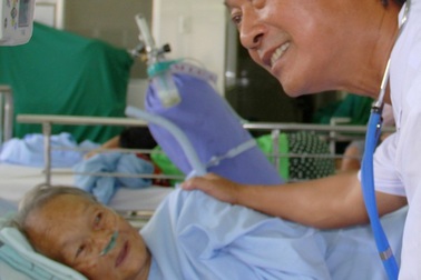 “Tôi không sao quên được ca mổ dưới ánh đèn bình ắc - qui”