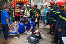 Sập nhà 4 tầng ở TPHCM, cảnh sát đã giải cứu 5 người mắc kẹt bên trong