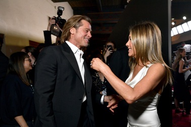Lý giải cơn sốt của công chúng trước khoảnh khắc thân tình giữa Brad Pitt và Jennifer Aniston