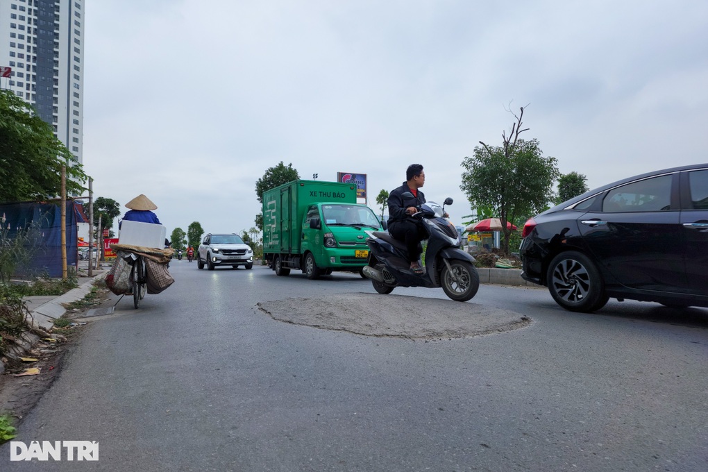 Hà Nội: Đổ bê tông lấp miệng cống thành những ụ nổi, dân nơm nớp lo tai nạn - 1 Hà Nội: Đổ bê tông lấp miệng cống thành những ụ nổi, dân nơm nớp lo tai nạn - 1