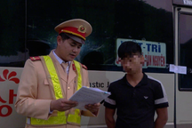 Thanh niên 16 tuổi lái xe khách bon bon trên quốc lộ
