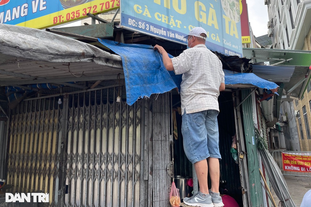 Hà Nội: Chủ hàng tất bật dọn quán trước giờ được mở cửa bán hàng trở lại - 6 Hà Nội: Chủ hàng tất bật dọn quán trước giờ được mở cửa bán hàng trở lại - 6