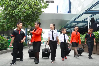 "Ngược đời" chuyện trẻ con tặng quà cho… bố mẹ dịp Trung thu