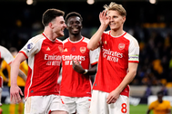 Arsenal chớp thời cơ giành ngôi đầu bảng Premier League