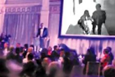 Đòn trả thù của chú rể "mọc sừng": Cho chiếu clip cô dâu ngoại tình ngay trong ngày cưới