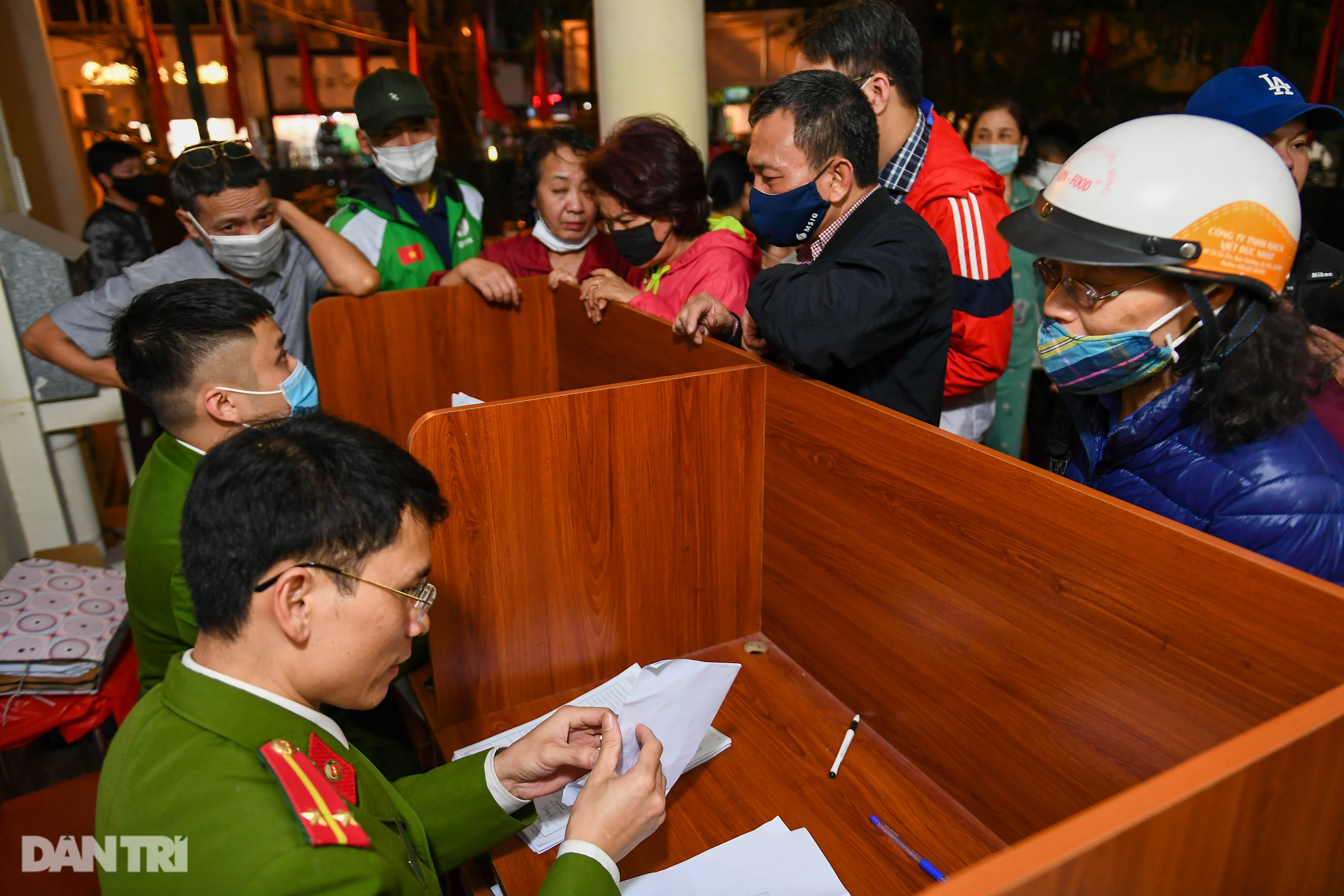 Công an Hà Nội xuyên đêm phục vụ người dân làm thẻ căn cước gắn chip - 2 Công an Hà Nội xuyên đêm phục vụ người dân làm thẻ căn cước gắn chip - 2