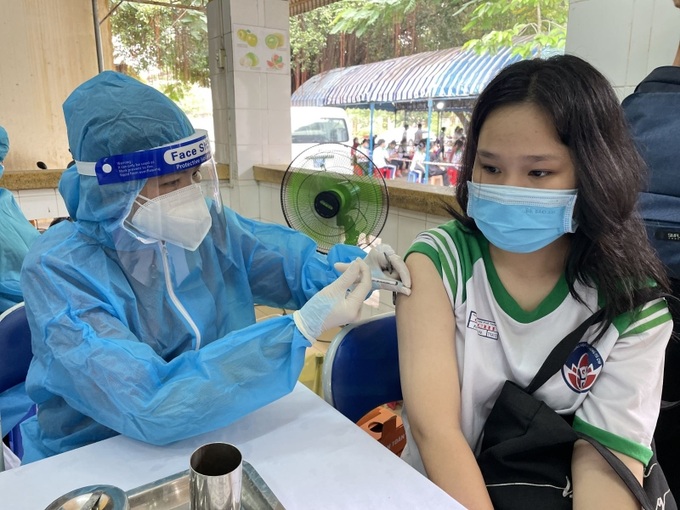 Học sinh ở Bắc Ninh được tiêm phòng vaccine phòng Covid-19 mũi 1 hồi đầu tháng 12. Ảnh: CDC Bắc Ninh