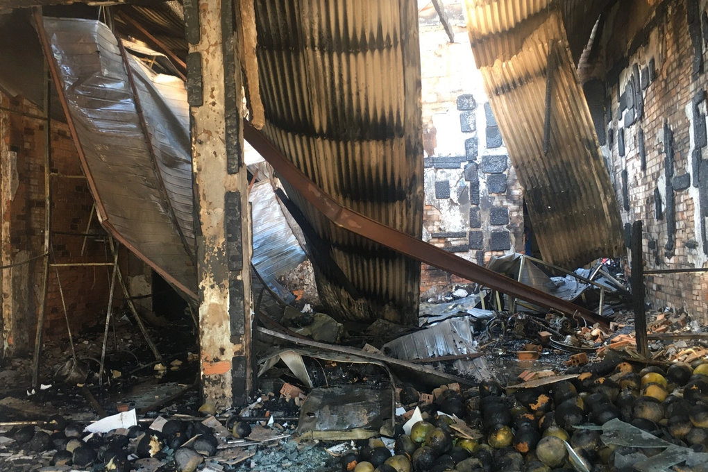 Cháy rụi căn nhà bán trái cây ở Đồng Nai - 1