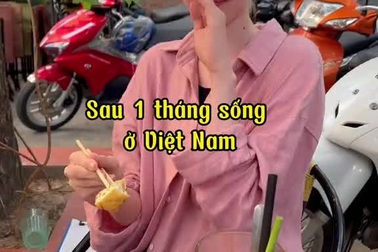 Cô gái Belarus thưởng thức món bún đậu mắm tôm vỉa hè