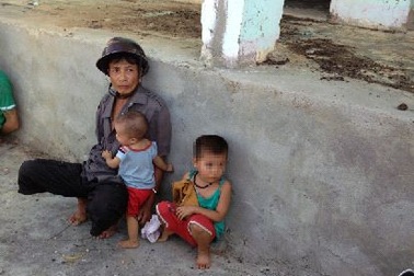 Bố đi bán ma túy, bế theo hai con nhỏ
