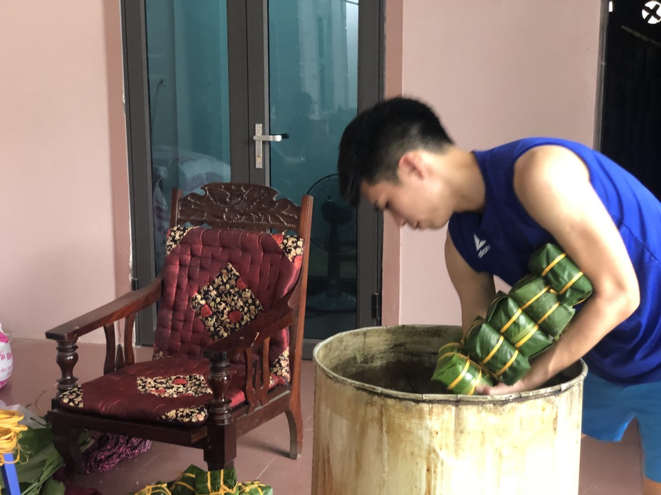 Người làm bánh chưng xanh thành Vinh tất bật dịp Rằm tháng 7 - 11 Người làm bánh chưng xanh thành Vinh tất bật dịp Rằm tháng 7 - 11