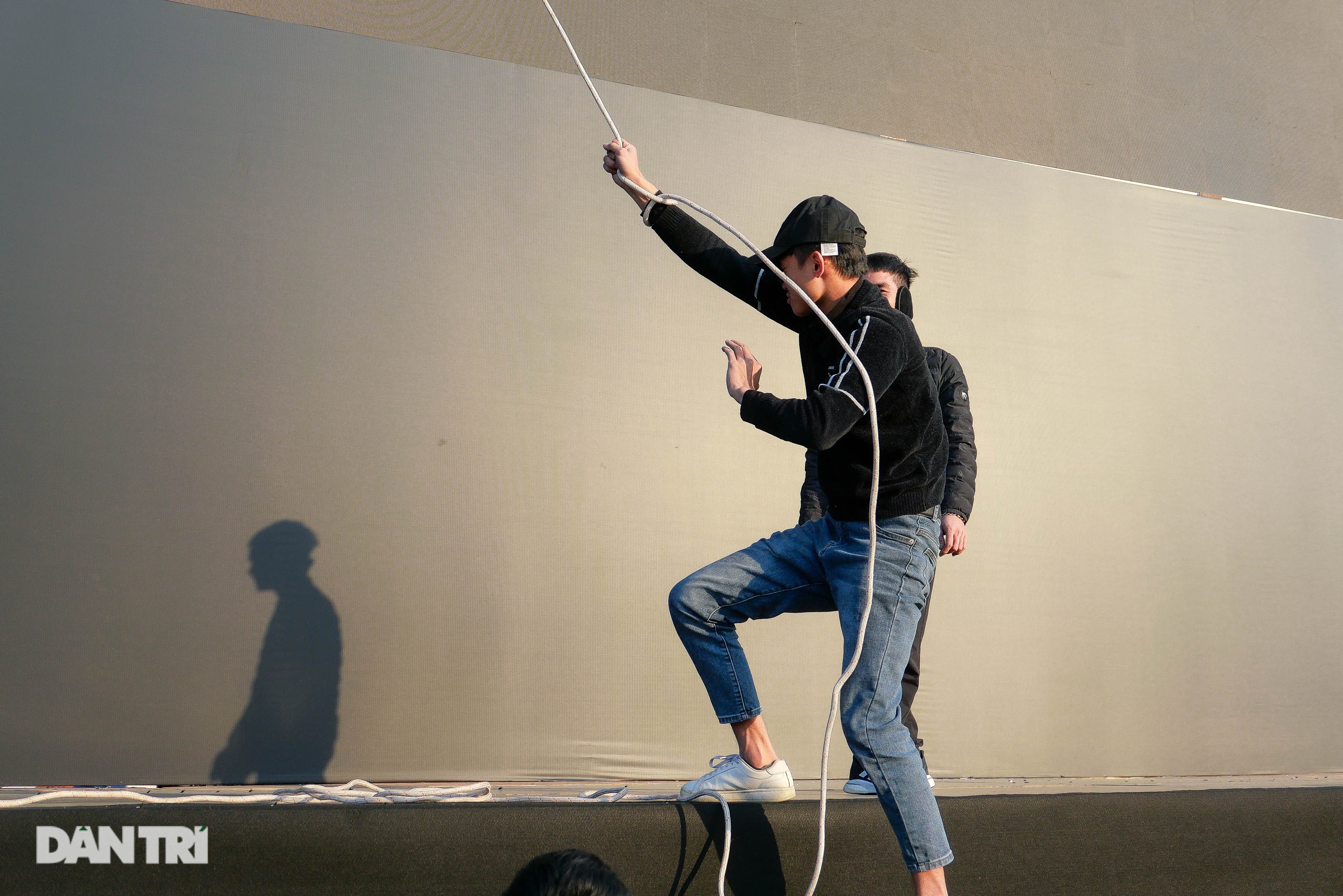 កម្មវិធី K-pop ត្រូវបានលុបចោល៖ កម្មករបានរុះរើប្រព័ន្ធសំឡេង និងភ្លើងយ៉ាងលឿន - ៩ Hủy show K-pop: Công nhân vội tháo dỡ hệ thống âm thanh, ánh sáng - 9