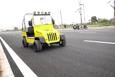 Ông bố 9X ở Hà Nội chi 30 triệu đồng chế tạo ô tô điện chở vợ con